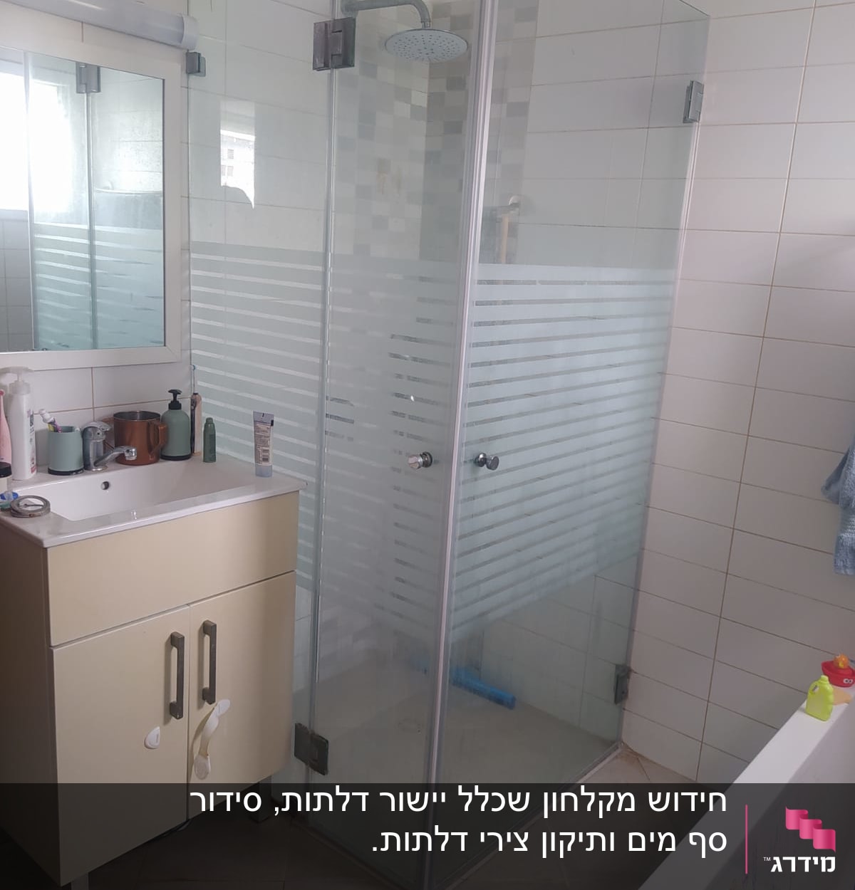 מקלחון זכוכית עם ראש מקלחת עגול